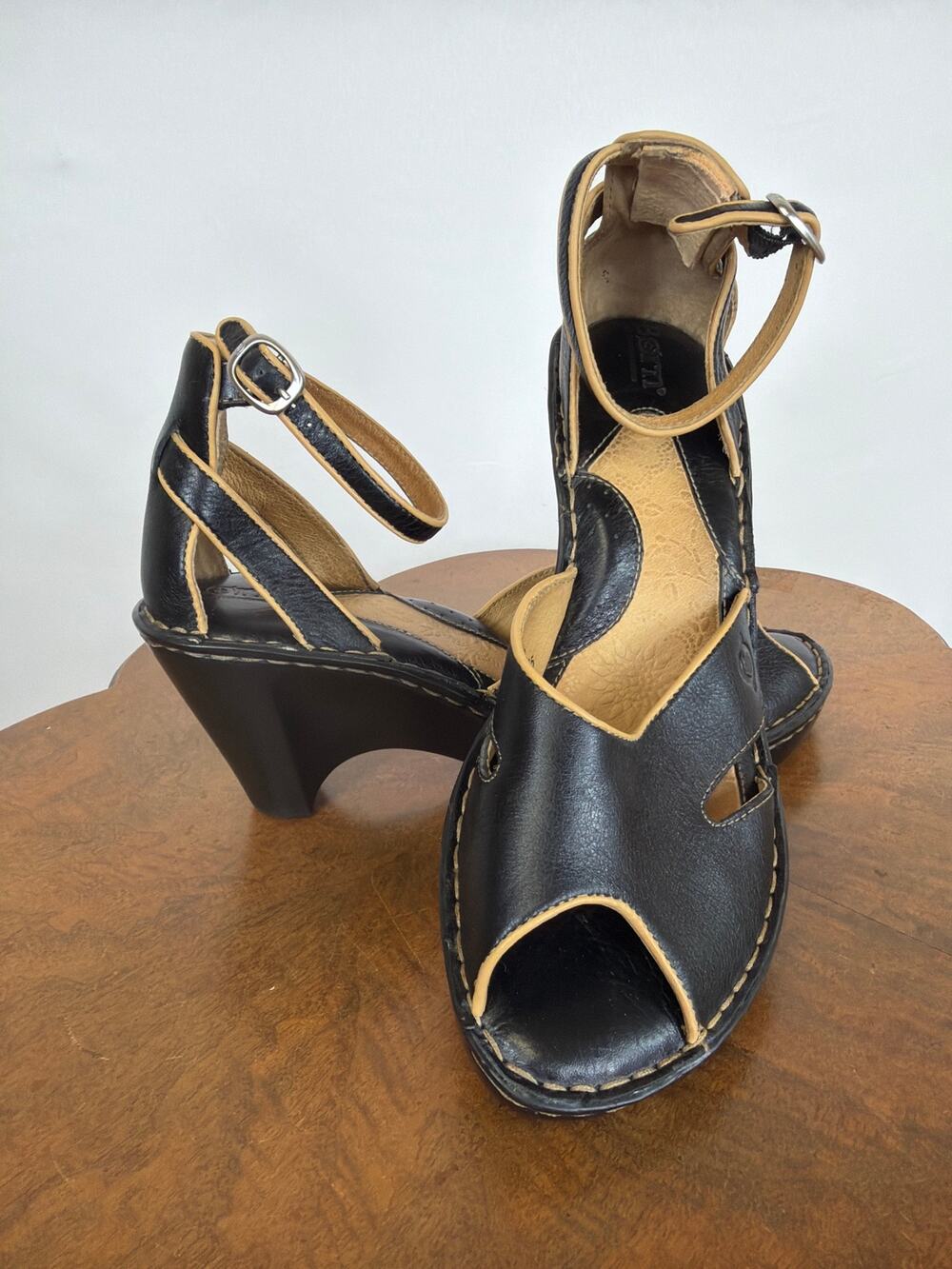 Born Black Leather Peep Toe Sandals Tan Piping Contrast Stitch Heel Size 10
